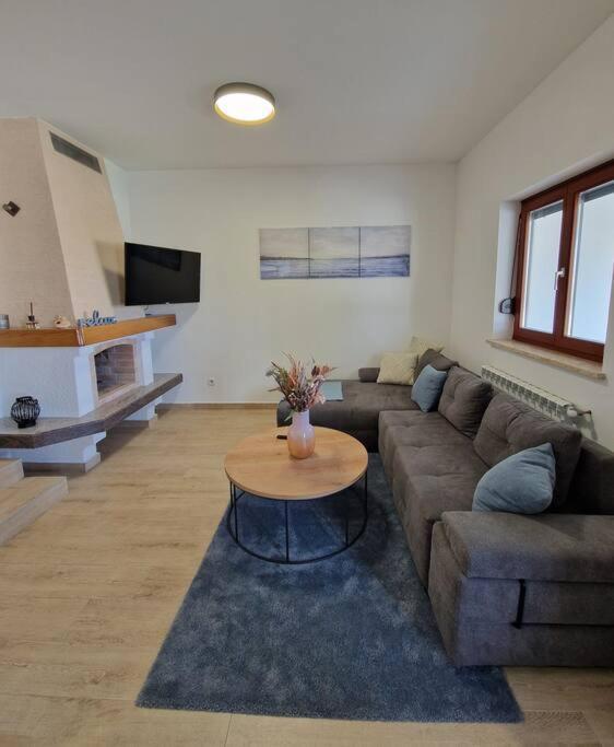 Villa Castanea - Kuca Za Odmor S Bazenom Kukci Zewnętrze zdjęcie